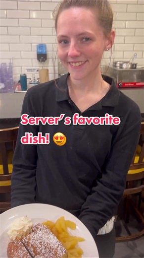 Servidor destaca su plato favorito en Nudy's Cafe