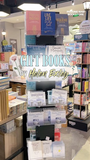 📚 HELEN EXLEY GIFTBOOKS 🎁 Bạn đang cần một món quà nhỏ xinh để gửi gắm tình cảm đến những người thân thương 💝 🎉 Helen Exley Gift Books chính là món quà dành cho bạn! Đây là dòng sách quà tặng có định dạng nhỏ, nội dung ngắn, tập trung vào các chủ đề phổ quát như tình yêu, tình bạn, gia đình, động viên tinh thần và các mối quan hệ trong đời sống. Sách thường gồm những trích dẫn, đoạn văn súc tích hoặc thông điệp ngắn, được thiết kế để đọc rời từng trang thay vì đọc liền mạch. Helen Exley Gift