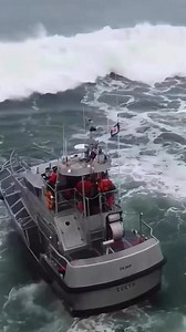 The boat vs wave #ship #ocean #incredible #herrible #scarry #recording #standby #boating #shipport #WavesOfCalm | Sea Lesson