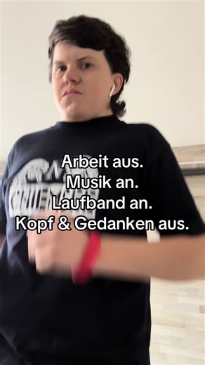 Arbeit aus. Musik an. Laufband an. Kopf & Gedanken aus. Einfach. #laufen #laufband #cardio #stairmasterworkout #typ