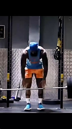 Zing | A normal cleaner shows his power in the gym Antoyli prank #prank #powerlifting #gym @vladimirshmondenko | Instagram