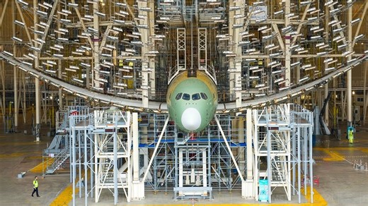 走进巨型测试舱：将飞机机翼弯曲至极限