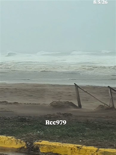 🌧️🌬️Desde las últimas horas de ayer, la ciclogénesis llegó a las costas bonaerenses. Un fuerte temporal de lluvia y viento continúa en Claromecó. En la mañana de hoy, con 13°, se registraron ráfagas de hasta 80 km/h, con vientos del sector sudoeste, acompañadas de lluvia. Mucha arena que sube hacia el sector de la Costanera, con una marejada muy intensa producto también de los fuertes vientos. #claromeco2026 #ciclogenesis #temporal