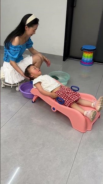 A must-have shampoo chair for families with kids! #FunFamily #HomeEssentials #utensilssmarthome