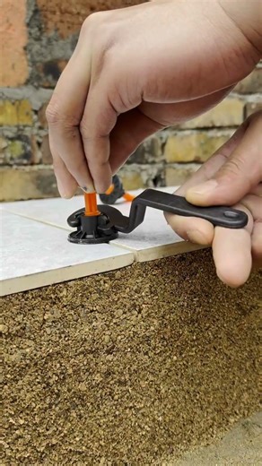 This tool makes tile laying easier, gaps are even