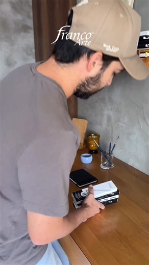 🎨 Nuestro amigo y embajador @estebanrpo11 nos inspira con nuevas formas de crear combinando técnicas y materiales. 💡 En esta ocasión, Esteban nos muestra cómo integrar las acuarelas @francoarteoficial con nuestros lápices de carboncillo, explorando texturas, contrastes y efectos únicos. ✨ 🖤 El lápiz blanco resalta detalles con suavidad. 🤎 El sepia aporta tonos cálidos y naturales. 🧡 La sanguina añade profundidad y un toque expresivo a cada trazo. Cada set incluye 12 lápices del color que el