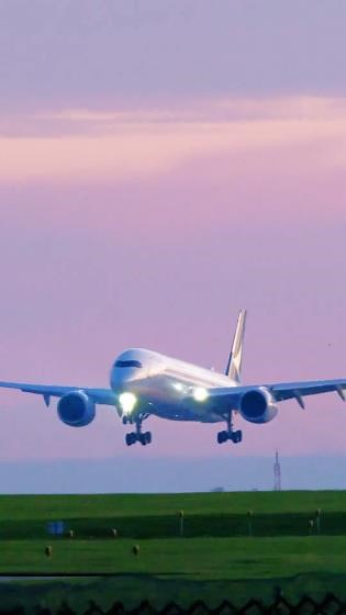 Stunning dawn arrival of Cathay Pacific A350