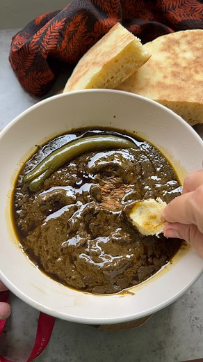 ‎٠ ASMA FARES ٠اسماء فارس‎ on Instagram: "La mloukhia de mamounette ❤️🇹🇳 Ingrédients : - 500 g de viande de bœuf ou veau sans os - 100 ml d’huile d’olive - 100 ml d’huile d’olive (environ un verre) - 1 oignon - 5 à 6 gousses d’ail - 1 piment ( facultatif) - 2 ou 3 feuilles de laurier - 1 cuillère à café de harissa - 100 g de poudre de molokheya ( feuille de coréte moulues ) - 1 c à s de concentré de tomate - sel, poivre #recettemaison #recettefacile"