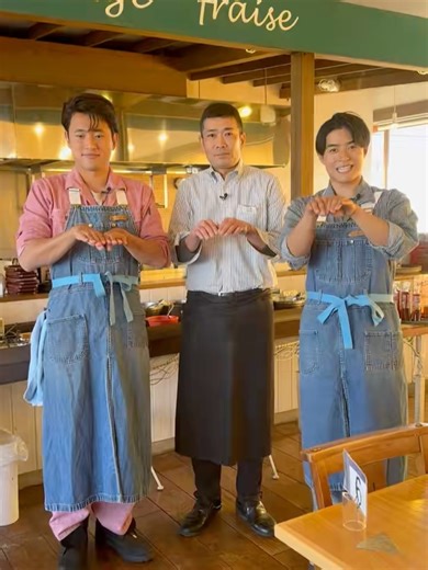 池田航 on Instagram: "とーーーんでもないいちごスイーツ🍓堪能してきました☺️🎂🍴✨ 栃木県と言ったら🍓いちごですよね🍓 今日は いちご狩りも出来るカフェ 【いたごの里】さん！ いちご15粒も使ったクリームたっぷりのパンケーキ𓌉🥞𓇋 🍓が美味しすぎて幸せいっぱい〜🤤❤️❤️❤️ #とちあいか #いちごの里 #いちご狩り⁡ ⁡ 栃木県のハンバーグと名産白菜白菜が大好きな店長さんに アツアツとろとろな白菜をたっぷりとソースにつかったハンバーグを作りました😊🥩🥩🥩🥬 小さくカットしたサーロインステーキも食感とジューシーさをあじわえますよ💓 喜んでいただけてよかったです😘⁡ ⁡ @ntvzip @kohcooking 👈料理が気になる人は♥️ 今日も素敵な食材と暖かい現地の方達との出会いに感謝💓 次回もお楽しみに☀️ 朝お仕事で見られない方に、旅するエプロンTikTokが開設されました！ 【旅するエプロン】でTikTok検索すれば見られます✨️ ぜひフォローよろしくお願いいたします😍 #ZIP #旅するエプロン #スピッツ #Spitz #