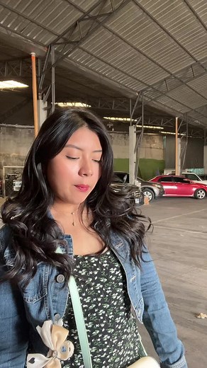 Caterin Menchú: Mostrando Sus Piernas con Estilo