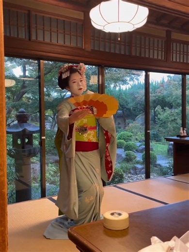 “Enjoy a beautiful traditional dance performance by a Maiko.” 🌸🇯🇵 | maiko dancing