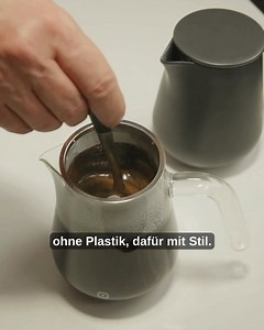 Wusstest du, dass Kaffeeprofis keine Maschine brauchen? Nur heißes Wasser, ein Löffel – und 4 Minuten. So testen Röstmeister ihre Kaffees. Genau dieses Prinzip steckt in der ARCA X-tract: Kein Lärm, kein Kabelsalat. Kein Schnickschnack. Dafür großartiger Kaffee – einfach, stilvoll, nachhaltig. ✨ Jetzt entdecken: – Das Cosy Coffee Set mit Stövchen – für gemütliche Nachmittage. – Oder das Pure Coffee Set – mit zwei Tassen gratis dazu! 💬 Über 1.000 5-Sterne-Bewertungen und mehr als 30.000 zufriede