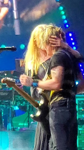 Keith Urban #youlookgoodinmyshirt #keithurban #live #reelsfb #concert #reelsusa #aussie #countrymusic #guitarist #pncarena #NorthCarolina #reelsviral #menofcountrymusic #entertainer #performer #NicoleKidman #australianartist | The Country Music Lounge