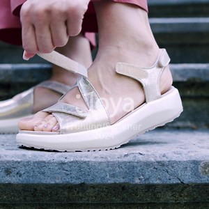 👟🥳 Endlich ist es soweit: Die neue Joya Kollektion ist da! Auch in diesem Frühjahr präsentieren wir euch brandneue Designs sowie altbewährte Modelle in neuen Farben. Mit unseren weich-elastischen Joya Sohlen erlebst du weiterhin maximalen Komfort und optimale Dämpfung für deine Füsse. 🌟 Entdecke die Highlights der Saison jetzt in unserem Video! 🎥💫 Hier geht’s direkt zu unseren neuesten Modellen: https://joyashoes.swiss/collections/spring-summer-24 #Joya #Frühling2024 #NeueKollektion #Komfor