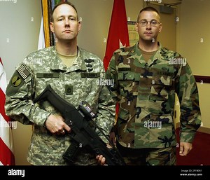 KRT US NEWS STORY SLUGGED: ARMYUNIFORMS KRT PHOTOGRAPH BY SAUL LOEB/KRT (JUNE 14) WASHINGTON, DC - Army Sgt. First Class Jeff Myhre, left, displays the new Army uniform and new XM-8 Battle Rifle, while Army Major Gary Tallman, right, wears the current Army during a press conference appearance at the Pentagon on Monday, June 14, 2004. (Photo by cdm) 2004 Stock Photo - Alamy