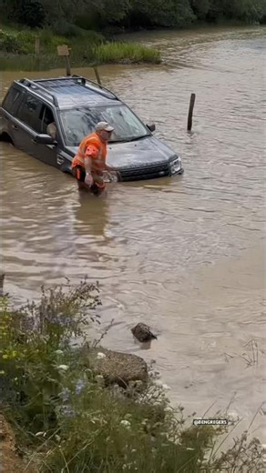 2 Now Stuck…😅😳 #Oops #RiverCrossing #LandRover #BillingOffRoadShow #Fun