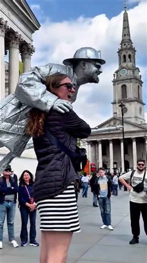 How Silverman Statue treats the audience. #livingstatue