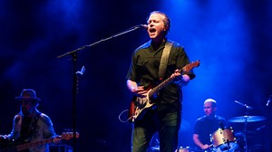 Watch Jason Isbell & The 400 Unit Cover ‘Can’t You Hear Me Knocking’ In Honor Of Their Crew
