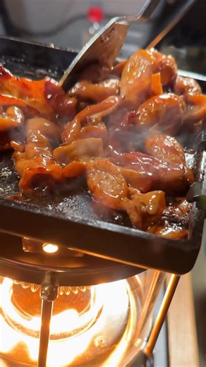 FUTURE FOX on Instagram: "【ついに明日販売開始！】今話題の『SNOW GLOW』🔥 “小さくても最強のストーブ”『SNOW GLOW』 先週木曜日に投稿した動画が再生回数120万回を突破するなど、販売前から大きな反響をいただいております✨ そんな『SNOW GLOW』を11/14（金）正午より販売開始します！！ ◆ 在庫と発送スケジュールについて 発売前から驚異的な人気を集めており、LINE、メール、SNSでも「早く欲しい！」という声が続々と届いています。そのため、 販売開始と同時にご注文が殺到する可能性が非常に高い状況です。 現在の入荷スケジュールは以下の通りです。 初回在庫：300個 → 12月上旬発送 次回在庫：500個 → 1月中旬発送 在庫に限りがあり、特に初回発送分の在庫は早期完売が予想されます。 「すぐに欲しい！」という方は、今のうちに先行公開中の商品ページをチェックしておいてください🙇‍♂️ ◆初回限定20％OFF！🎉 販売開始日：11月14日(金) セール価格：35,800円 → 28,640円