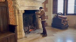 👀 L'équipe peaufine sa technique d'allumage du feu de la grande salle du conseil... 👉 Le balai pour attiser les braises, c'est impeccable !✅ En ces jours frisquets, la douceur chaleur de la cheminée est appréciée. Bon début de semaine à tout le monde ! 🎥 : fondation Saint-Louis #Amboise #Touraine #ValdeLoire | Château Royal d'Amboise