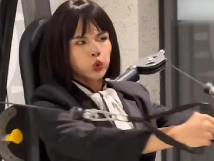 艾克里里在印度当柜姐，自律自强自爱的故事