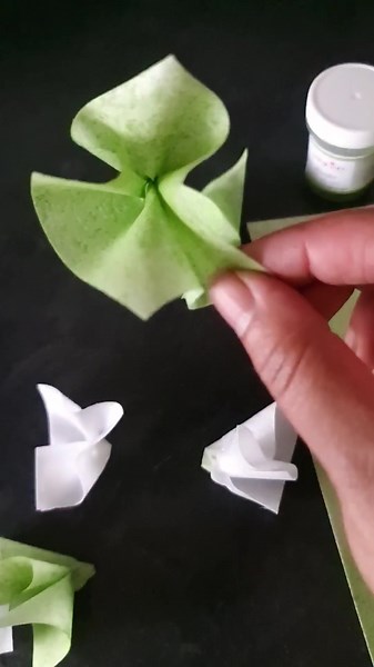 Easy Wafer paper ruffles Using a pan of simmering water to create the steam needed to shape your wafer paper, is such a great alternative if you don't have a steamer. Once the water is steaming and boiling, lower the heat to medium before using. Top tips: 1. This is 0.3cm wafer paper, I recommend @saracinodolci 2. Wafer paper is easily cut using a pair of kitchen scissors or an exacto knife, here I just used some scissors 3. I used @saracinodolci green power colouring and a big brush to colour t