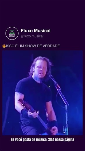 Fluxo Musical on Instagram: "Siga-me @fluxo.musical para mergulhar em clássicos que atravessam gerações. Woodstock ’99. O caos já estava instalado — e então o Metallica entrou como uma força inevitável. Ao contrário de outras apresentações do festival, o Metallica não tentou provocar o colapso nem contê-lo. Fez o que sempre soube fazer: dominou o palco com autoridade absoluta. Riffs pesados, execução precisa e uma presença que deixava claro quem estava no controle, mesmo diante de uma multidão i