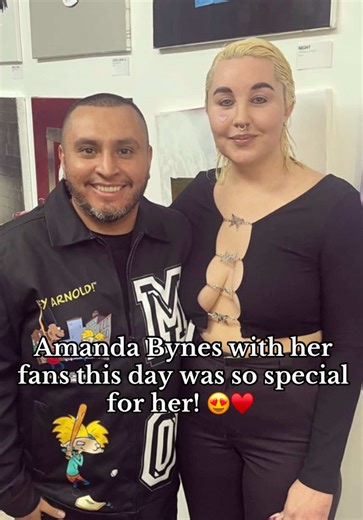 Celebrating Amanda Bynes at Her Special Art Exhibition