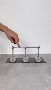 In simply supported beams, each span acts alone, but in continuous beams, deformation is transmitted across supports. This allows the unloaded span to help resist forces, significantly reducing the overall deflection compared to the first example. This “teamwork” between spans makes the structure stiffer and more efficient under the same load. Visualize and feel this difference in stiffness with the Mola 2. - Nas vigas biapoiadas, cada vão atua isoladamente, mas nas vigas contínuas, a deformação