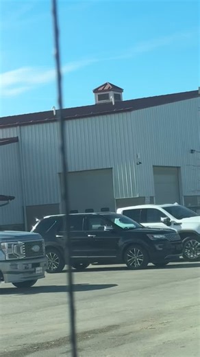 Pulling into the horse show & Taft is not riding in an arena... Taft’s horses can ride anywhere.. creek banks, the front yard or casual walks through the parking lot. 😂 | Taft Dickerson Show Horses