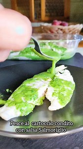 Orata al cartoccio condita con salsa mediterranea salmoriglio Oggi la nonna ti racconterà come cucinare il pesce al cartoccio in forno, in questo caso ho cucinato un’orata al cartoccio condita successivamente con una salsa mediterranea che si chiama salmoriglio, in 30 minuti avrai un pesce cotto a perfezione. Il salmoriglio si usa particolarmente in Calabria e Sicilia, una salsa a base di olio extra vergine, succo di limone, aglio, prezzemolo, origano e sale ideale per condire il pesce cucinato 