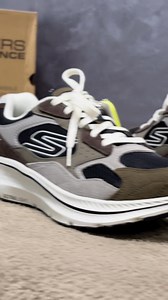 Skechers GO Run Consistent 2.0 - Retro Runner V1 🤎 🔘Lightweight & comfy 🔘Perfect for every run 🔘Retro style vibe #SkechersRun #RetroVibes | The box for original