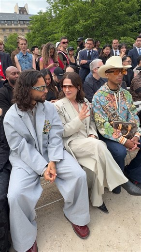 LES STARS AU DEFILÉ KENZO Le chanteur colombien @maluma, l’actrice @juliettebinoche, @pharrell, le rappeur @frenchmontana et bien d’autres artistes se sont retrouvés au défilé printemps-été 2025 de la griffe @kenzo qui a eu lieu ce soir au jardin du Palais Royal à Paris. — #kenzo #kenzonigo #kenzoss25 #maluma #pharrellwilliams #swaelee #frenchmontana | Gala