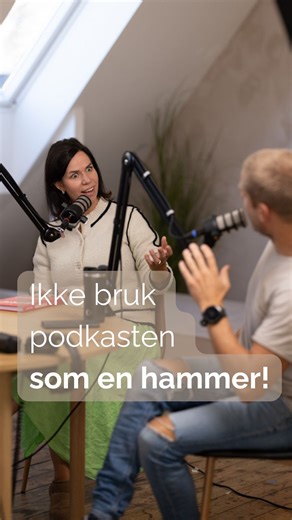 NY! Å bruke podkasten som verktøy – uten å tre den over hodet på partneren Hvordan kan du bruke podkasten vår som et verktøy i forholdet – på en måte som faktisk hjelper, og ikke skaper mer avstand? En lytter sa det så ærlig: «Podkasten har blitt litt som en hjertestanser for oss – fordi vi slår hverandre i hodet med det vi hører.» Og vi skjønner det godt. Når temaene treffer noe sårt, er det lett å bruke ordene som våpen i stedet for invitasjoner til kontakt. I denne rykende ferske episoden sna