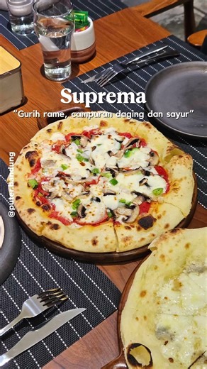 Hidden spot di Bandung ini punya satu klaim berani: pizzanya bikin nagih 🍕🔥
