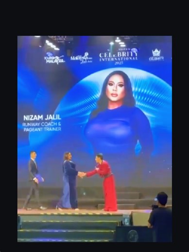 Nizam Jalil Receives Award from Tourism Malaysia