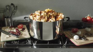 23K views · 95 reactions | En Royal Prestige estamos cumpliendo 50 años, 50 años de brindar más posibilidades, más recetas, calidad e innovación en utensilios de cocina. Conoce nuestros productos con un Distribuidor Autorizado. #50AñosRoyalPrestige #50AñosCocinandoContigo #VamosPor50Más #RoyalPrestige #MásPosibilidades #MásCorazonesContentos | Royal Prestige Perú | Facebook