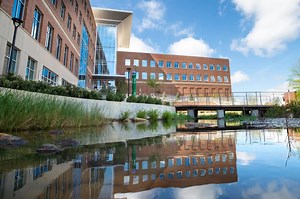 Spring is blooming on campus. 🌳🌺 Blazers, we hope you find the time to safely enjoy the outdoors this weekend! | UAB - The University of Alabama at Birmingham