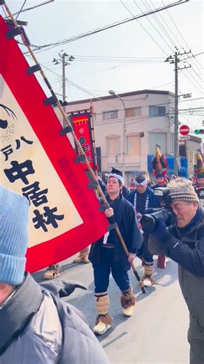 八戸ゲストハウス トセノイエ ／Hachinohe Guest House “Tosenoie” on Instagram: "【今年もえんぶりの季節がやってくる㊗️2/17-20】 English below Japanese 2/17-20は、八戸の春をよぶお祭り「八戸えんぶり」が開催されます。 八戸地方に約800年続くお祭りです。 その年の豊作を予祝するお祭り。 夏の冷害に苦しんできた八戸地方で、唄い舞うことで豊作を祈ってきた、そんな人々の切実な願いにふれたときに、八戸にルーツをもつ私は涙が止まらなくなるのです。 2/17-20の期間中は市内のいろんな場所でえんぶりが披露されますが、正直ネットの情報はわかりずらい。トセノイエにご宿泊の際には、えんぶり大好きオーナーの鈴木が、皆様のご都合に合わせて、見るべきポイントを絞って旅程を組むお手伝いができます！ えんぶりの美しさをみなさんにもシェアしたいーーそう思い、ツアーも企画中です✨Stay tuned! From February 17 to 20, Hachinohe hosts “Hachinohe Enburi,” a fest