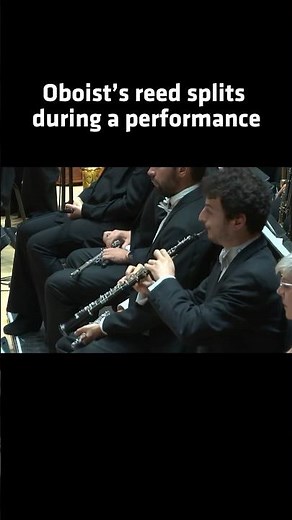What a recovery!👏 Oboist's reed splits mid-concert