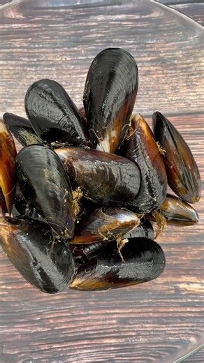 Part 1: Giving these mussels the ultimate glow-up before BBQ time. 🔥 Soak in salted water to remove grit, scrub the shells, de-beard and always check they’re alive. If they stay open after a dunk, toss them out! These are clean and ready to hit the BBQ! Stay tuned. 🦪 | Come Grill With Me by Irene Sharp