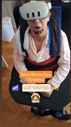 Sanal gerçeklik (VR) gözlükleriyle “beyne oyun oynatmak”, aslında nörorehabilitasyonda beynin yeniden öğrenme kapasitesini (nöroplastisiteyi) kullanmaya dayalı çok güçlü bir yöntemdir. Bu yaklaşım, beynin motor, duyusal, görsel ve bilişsel ağlarını aktif hale getirerek hasarlı bölgelerde yeniden bağlantı oluşumunu teşvik eder. VR oyunları, beynin hayal ile gerçek arasındaki farkı ayırt edememe özelliğini terapötik olarak kullanır. Gözlük takıldığında beyin, sanal ortamı gerçek bir deneyim gibi a