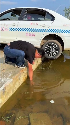 While Reversing, The Rear Wheel Accidentally Fell Off The Curb.