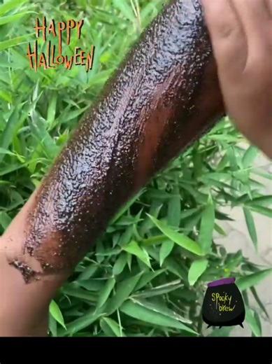 Organic Coffee Scrub Glow Ritual Exfoliating is not just skincare; it’s self-care. Every grain, every drop in this scrub is nature’s way of renewing your skin. Here’s what each ingredient does: 🌸 Honey – A natural humectant that draws moisture deep into your skin, keeping it soft, smooth, and hydrated. It also soothes and heals with its antibacterial powers. ☕ Coffee – Rich in antioxidants and caffeine that help tighten the skin, reduce the look of cellulite, and improve blood flow for that rad