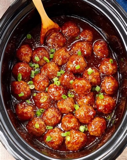 Slow Cooker Hawaiian Meatballs 🍍🥢✨ Juicy meatballs slow-cooked in a sweet and tangy pineapple BBQ glaze, the ultimate tropical comfort dish that’s perfect for dinner or parties! Main Ingredients For the Sauce: • 1 bottle BBQ sauce • ½ cup pineapple juice • 2 Tbsp brown sugar For the Base: • 1 bag frozen meatballs • 1 can pineapple chunks Full Recipe in C.o.ʍ.m.е.ո.τ. 💬 | Kinsley Recipes
