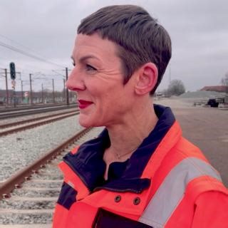 KVINDER PÅ BANEN 👷🏻‍♀️ 👷🏽‍♀️ 👷🏾‍♀️👷🏽‍♀️ Vidste du, at 1087 kvinder arbejder på banen - fra spor, kontor og trafiktårn? I dag, på kvindernes internationale kampdag, hylder vi de mange dygtige kvinder, som hver dag arbejder for at sikre, at du kommer godt og grønt frem på banen 💚 Vi har også plads til dig - velkommen på banen: https://banedanmark.dk/Job-og-karriere God kampdag ‍♀💪🏼 | Banedanmark