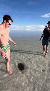 El salar de Uyuni (Bolivia) es la salina más grande del mundo y se trata de un paisaje desértico de casi 11.000 km de sal blanca brillante Muchos dicen que es peligroso introducirse en esos agujeros, sin embargo, otros usuarios que viven en Uyuni comentan que hay zonas específicas en la salina que son curativas @/luke.louthan | El Español