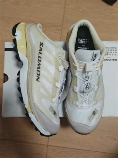Unboxing the MM6 x Salomon XT-4 Mule 'White Green Haze' 📦🧼 Quick close-up look at the cleanest collaboration of the season.The MM6 x Salomon XT-4 Mule in White and Green Haze looks even better in person. The gradient mint green accents give it such a futuristic yet refreshing vibe. Super easy to slip on, incredibly comfy, and perfectly blurs the line between high fashion and outdoor tech. Definitely a 10/10 for the sneaker rotation. 👟💚 #mm6maisonmargiela #salomon #mm6salomon #xt4mule #greenh