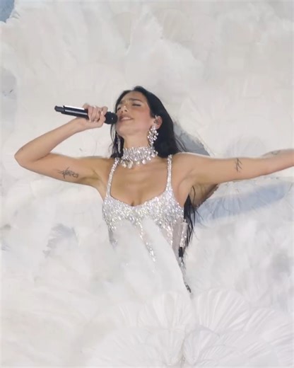 Dua Lipa continúa brillando en su gira, ahora con un bodysuit completamente cristalizado de Swarovski: https://voguemexico.visitlink.me/qu73JH | Vogue Latam