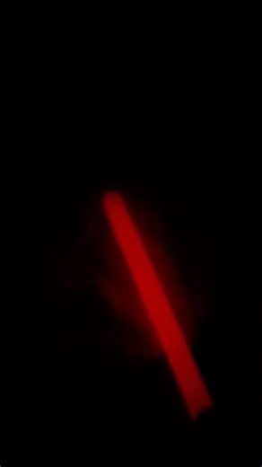 tocando un tambor casero con palitos brillantes